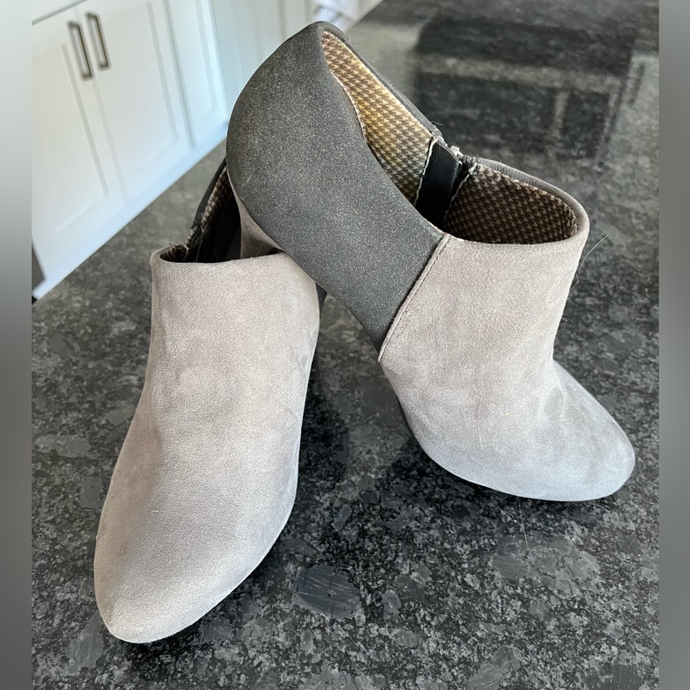 Dexflex two tones gray booties with heels